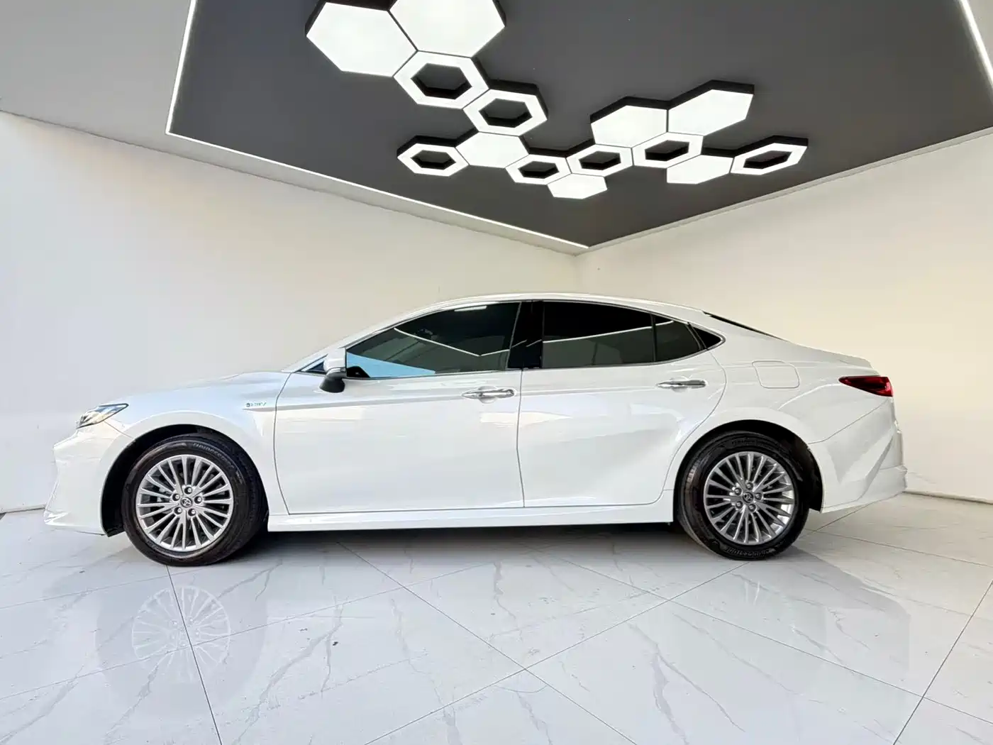 Toyota Camry 2024 Hybrid 2.0HGVP Luxury Edition фото 5
