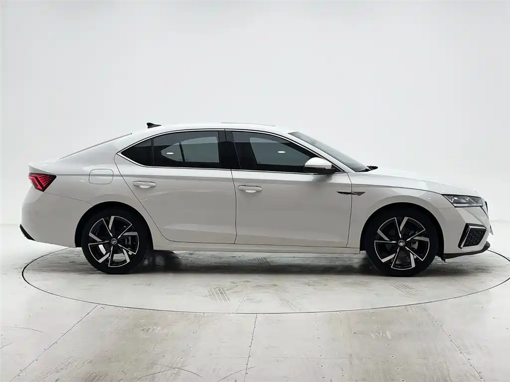 Škoda Octavia 2023 Facelift PRO TSI280 Premium Edition фото 9