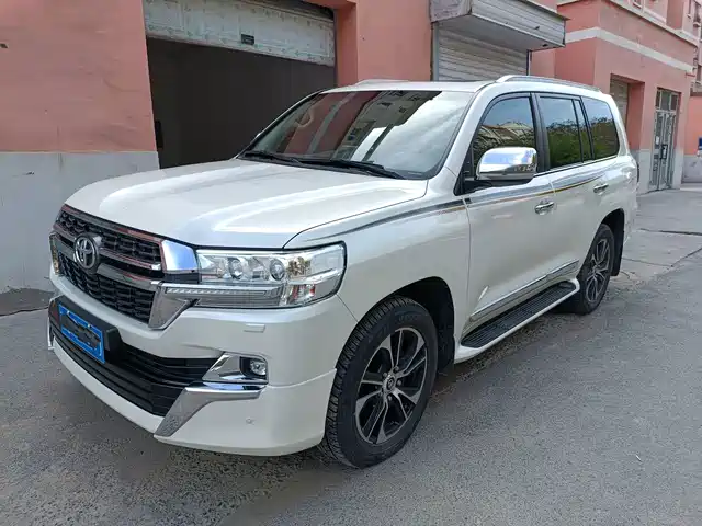 Toyota Land Cruiser 5.7L VX-R 中东版