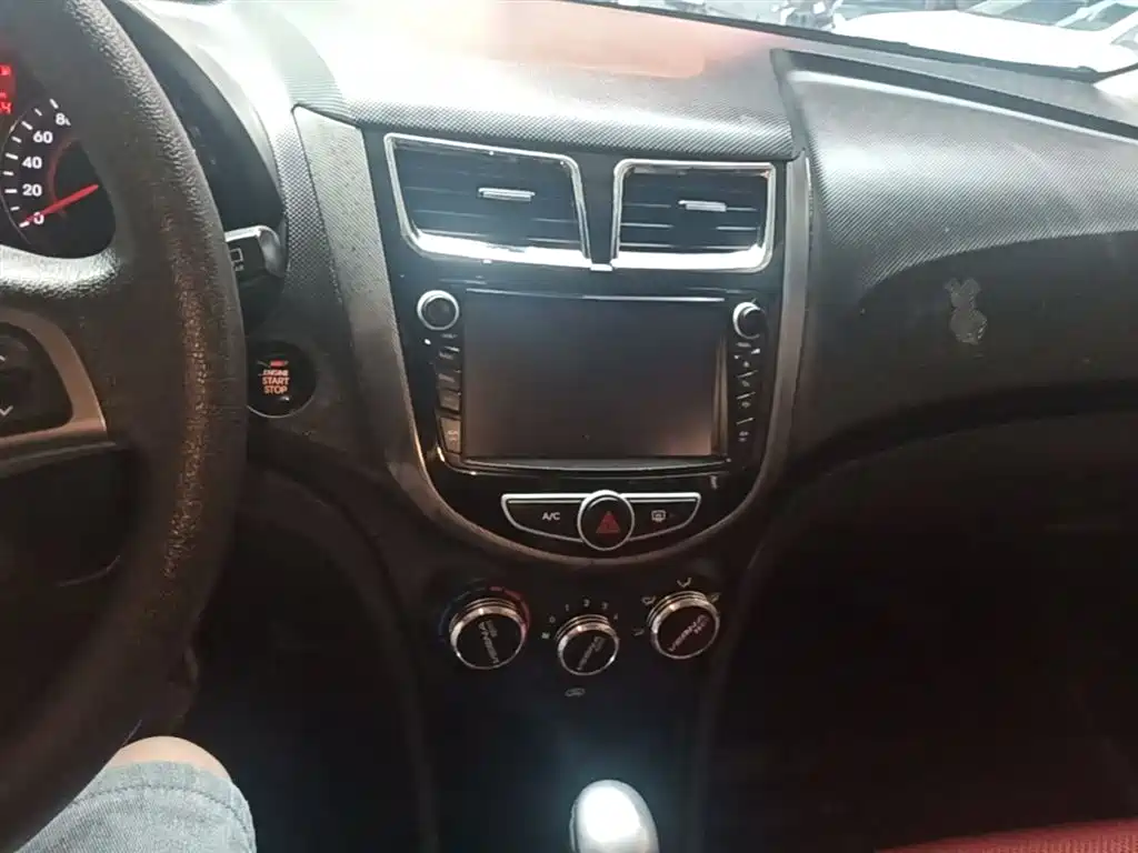 Hyundai Reina 2014 Model 1.6L Automatic TOP фото 10