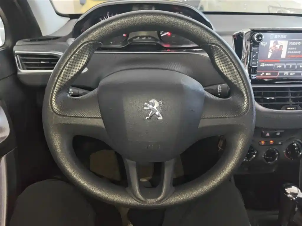 Peugeot 2008 2014 1.6L Automatic Trend Edition фото 11