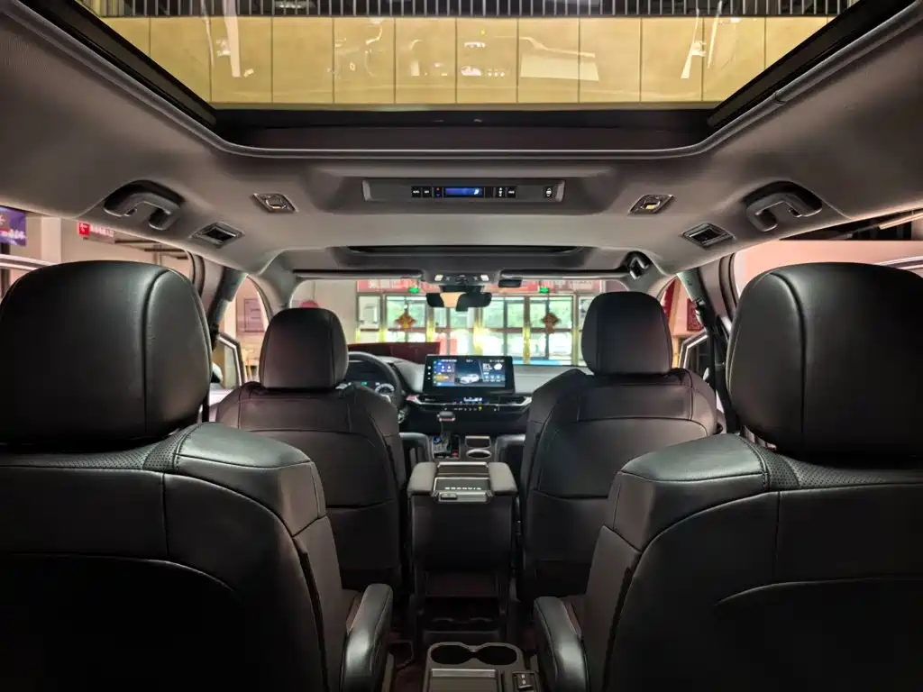 Фото 10 - Toyota Granvia