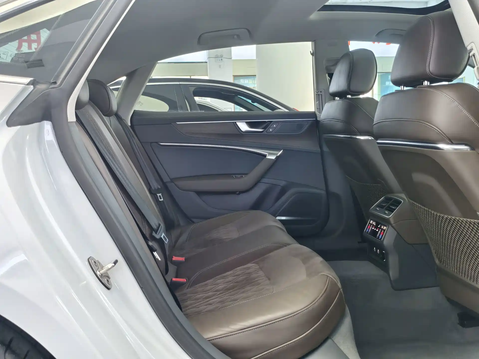Фото 8 - Audi A7L