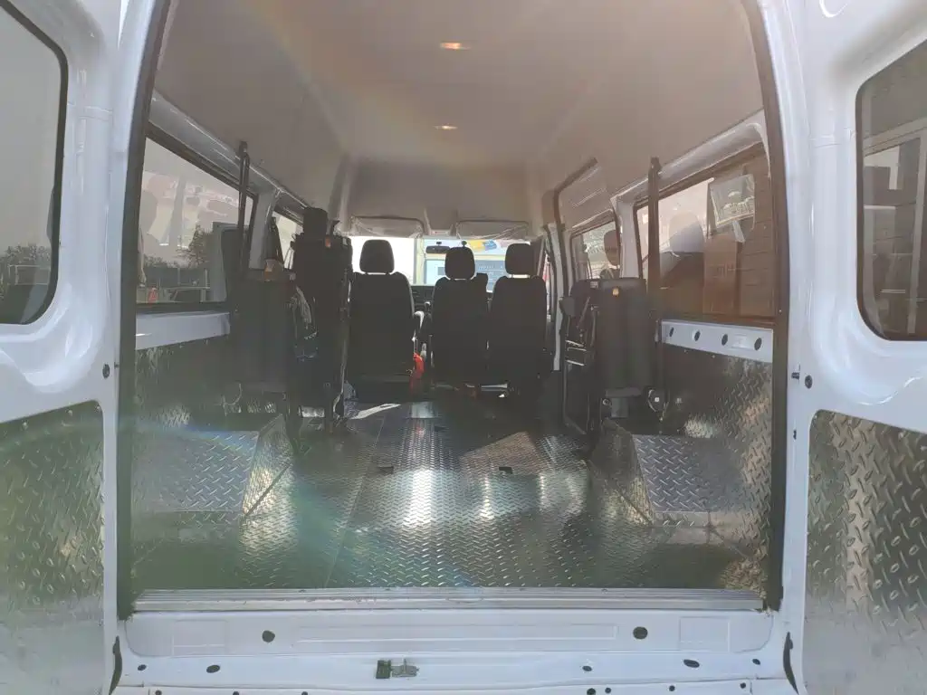 Jiangling JMC Fushun 2025 2025 Model 2.0T 6MT Diesel Medium Wheelbase Medium-High Roof Commercial MPV 7 Seats