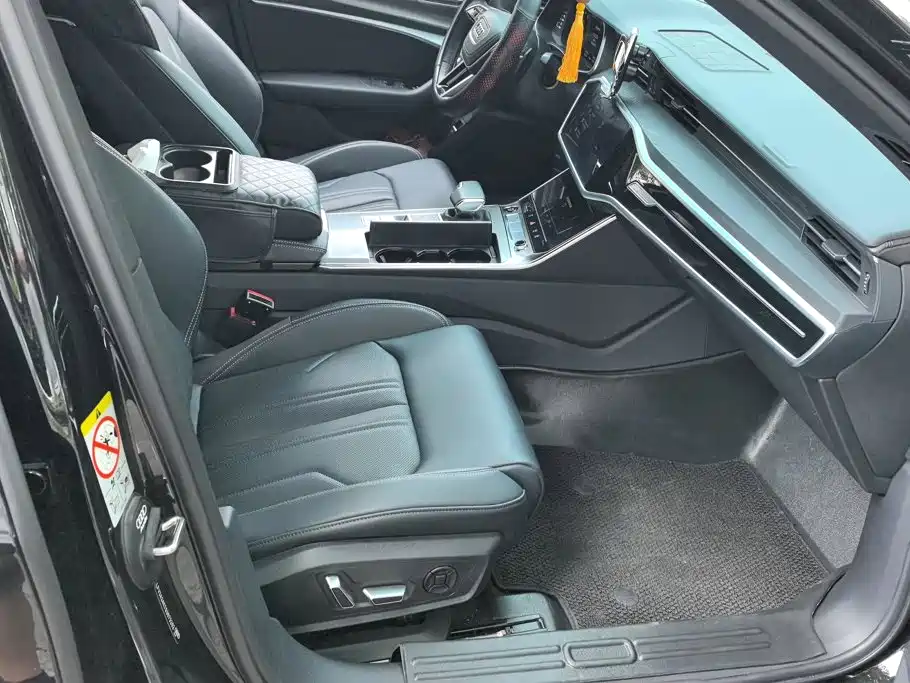 Фото 8 - Audi A6L