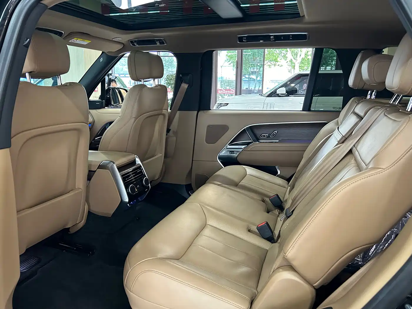 Land Rover Range Rover 2024 3.0 L6 400PS Golden Age Extended 7-Seater фото 19