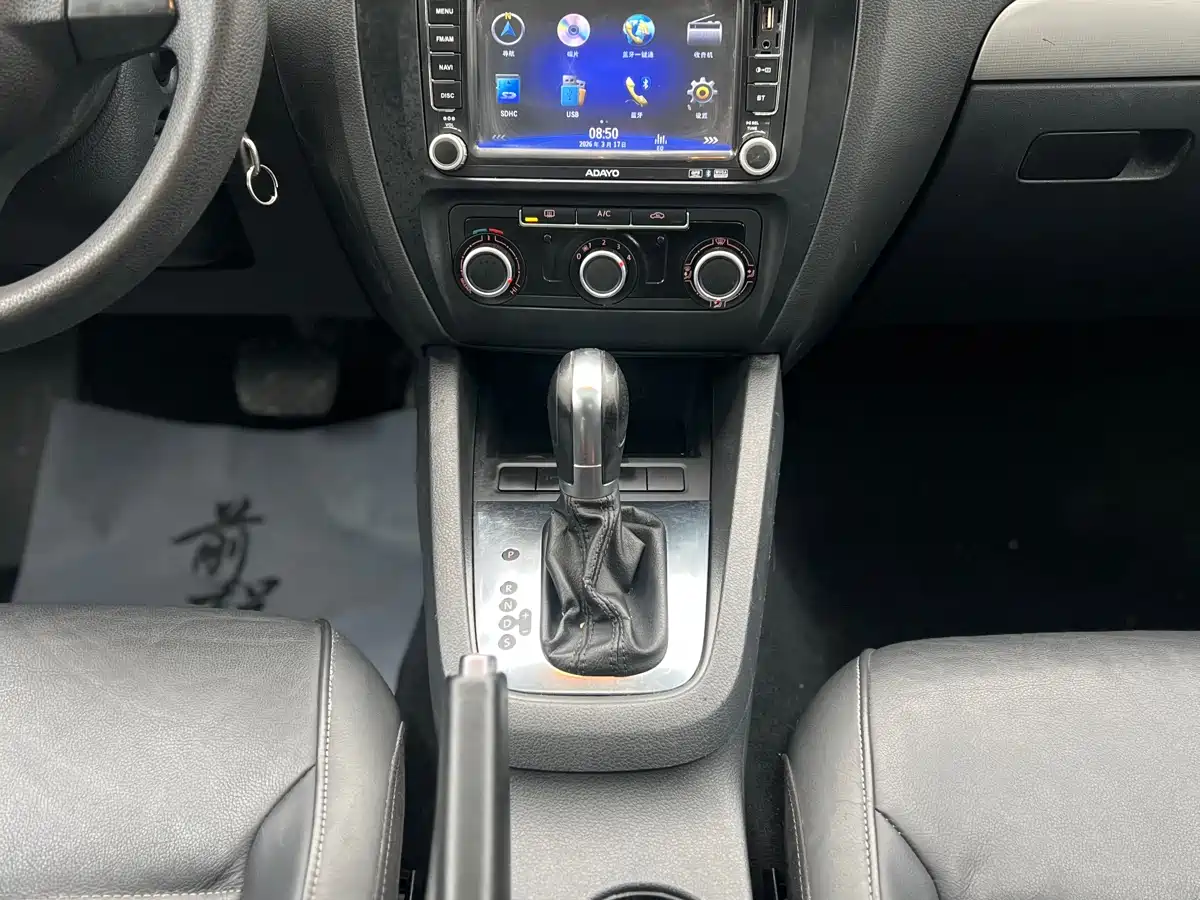 Volkswagen Sagitar 2012 1.6L Automatic Comfort Type фото 13