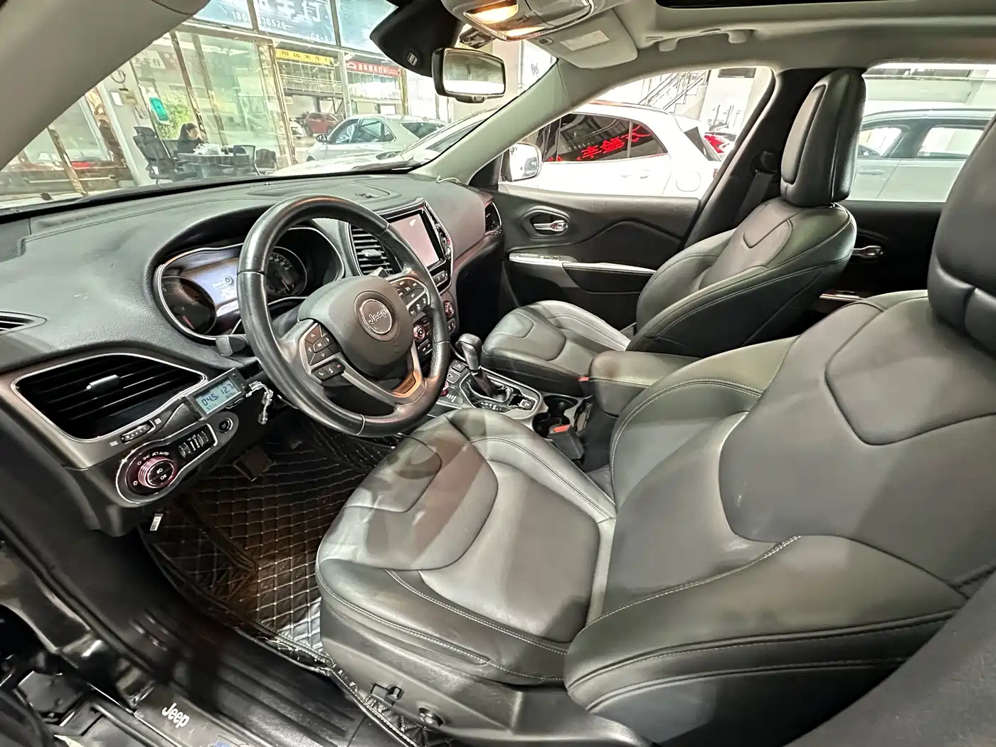 Фото 8 - Jeep Cherokee