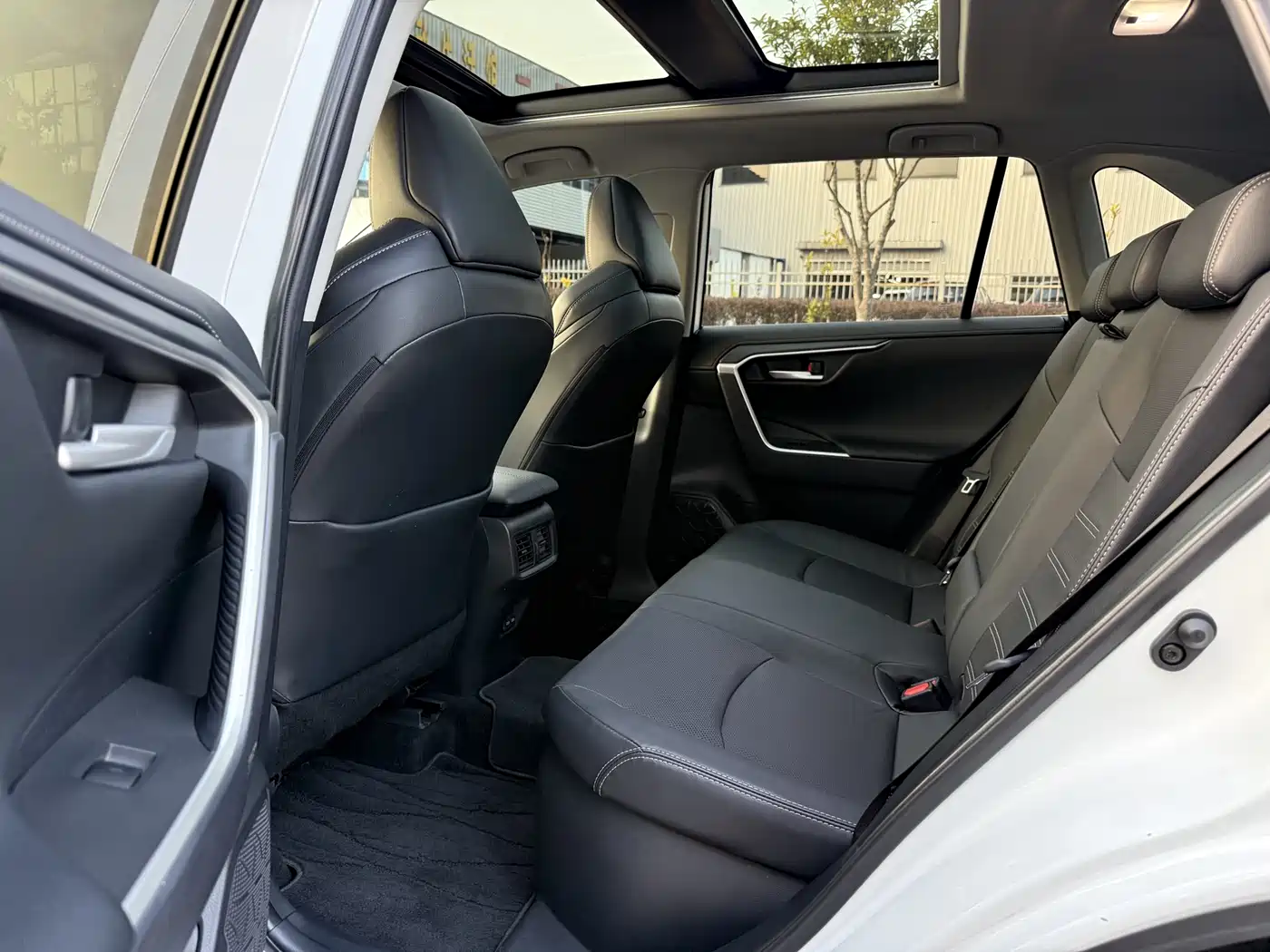 Toyota Wildlander 2023 Hybrid 2.5L E-CVT AWD Premium Edition фото 9