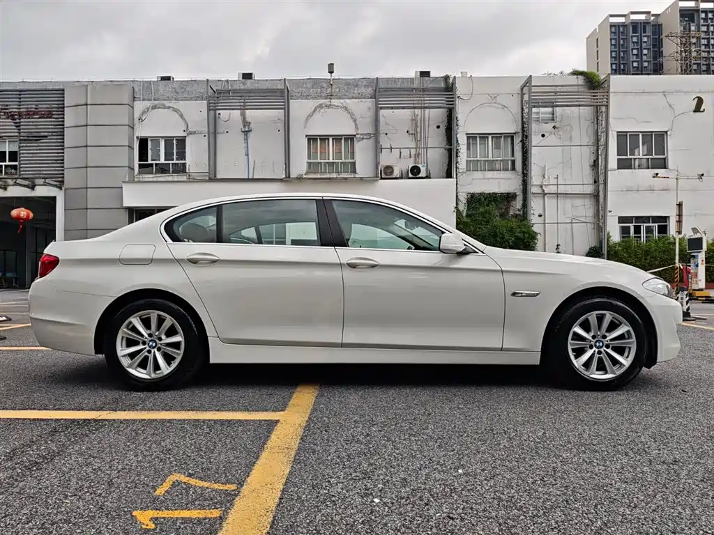 BMW 5 Series 2013 525Li Leadership фото 4