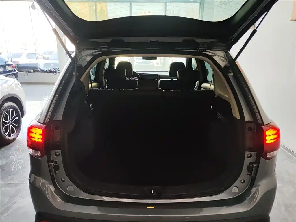 MITSUBISHI OUTLANDER