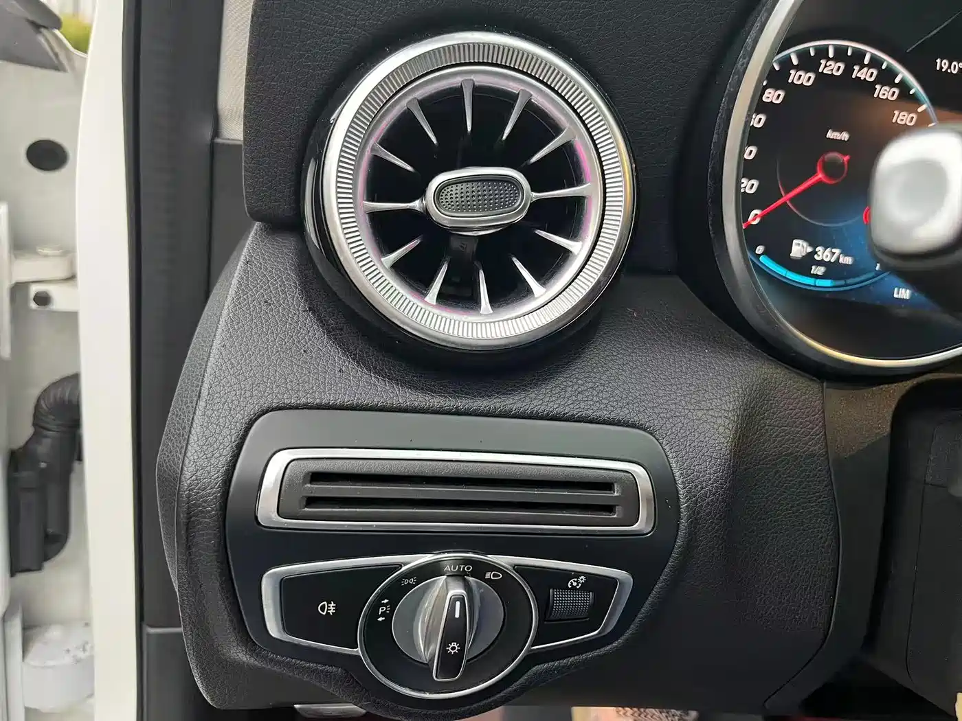 Photo 13 - Mercedes-Benz C-Class