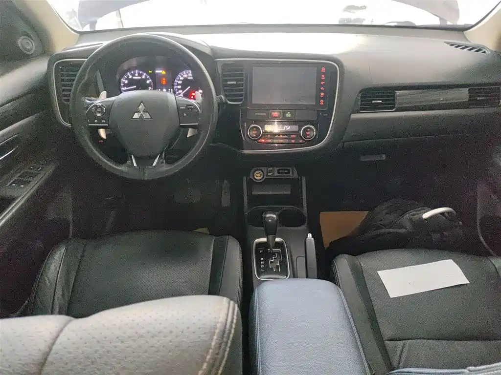 MITSUBISHI OUTLANDER