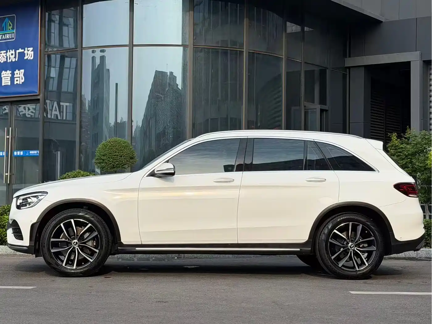 Mercedes-Benz GLC 2022 Model GLC 260 L 4MATIC Luxury Edition фото 5
