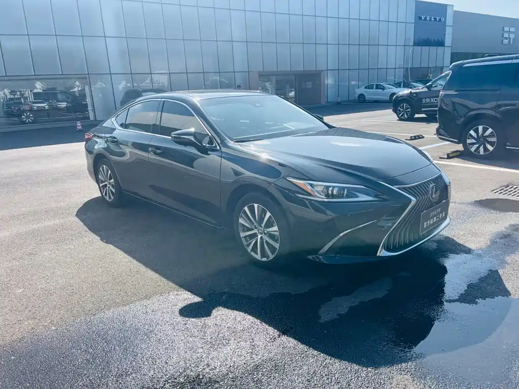 Photo 5 - Lexus ES