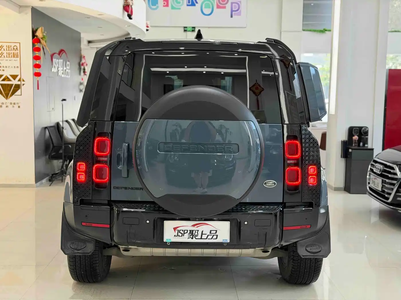 Photo 15 - Land Rover Defender