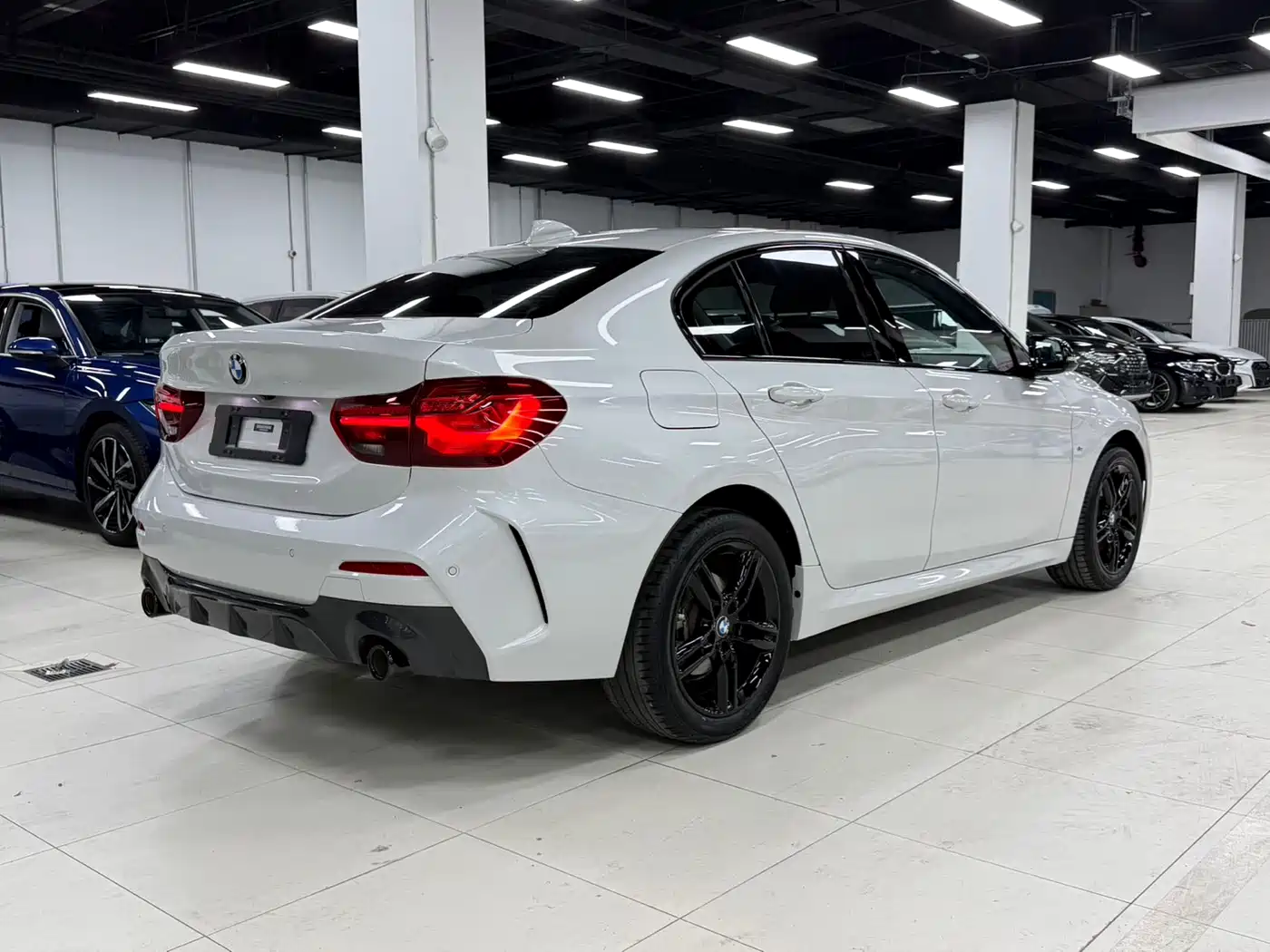 BMW 1 Series 2023 120i M Sport Shadow Edition фото 5