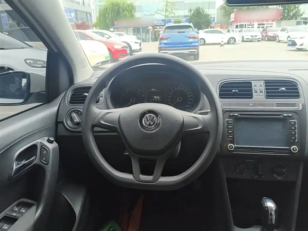 Volkswagen Polo 2016 1.4L Automatic Trend фото 11