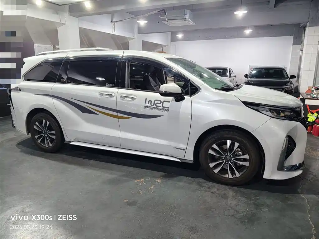 Toyota Granvia 2023 2.5L Hybrid Luxury Edition фото 2