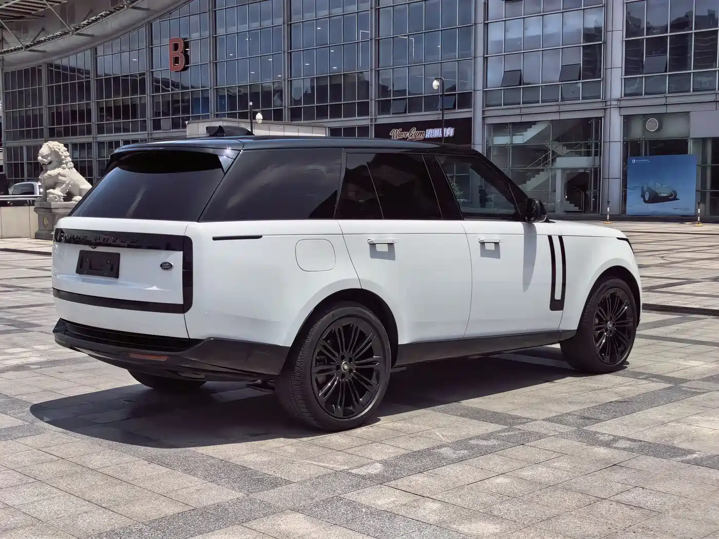 Land Rover Range Rover 2025 3.0 L6 360PS Golden Age Edition фото 5