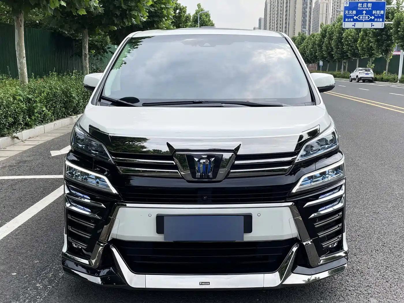 Toyota Vellfire 2021 Crown Hybrid 2.5L HV Luxury Edition фото 2