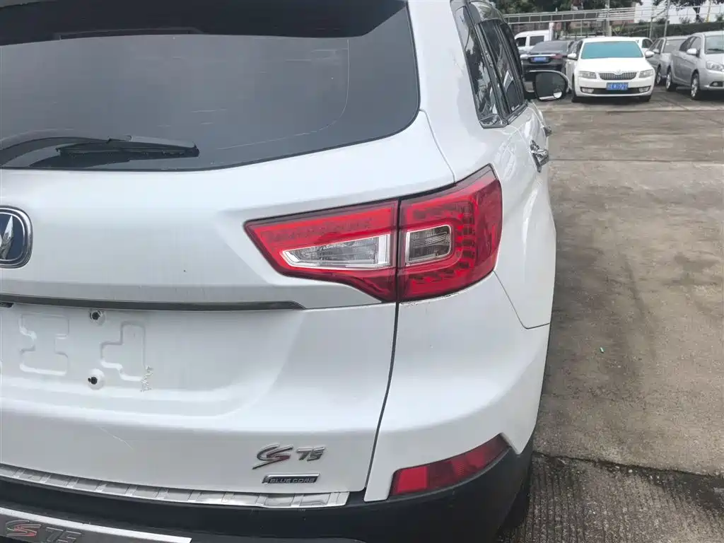 Фото 8 - Changan CS75