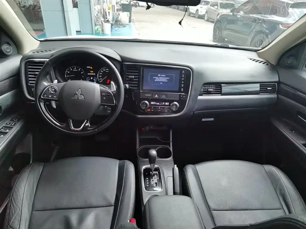 MITSUBISHI OUTLANDER