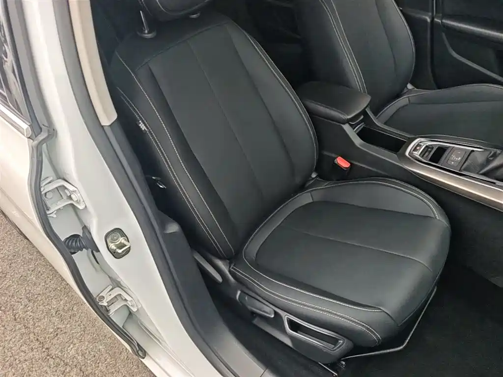 Peugeot 408 2016 1.6T Automatic Luxury Edition фото 25