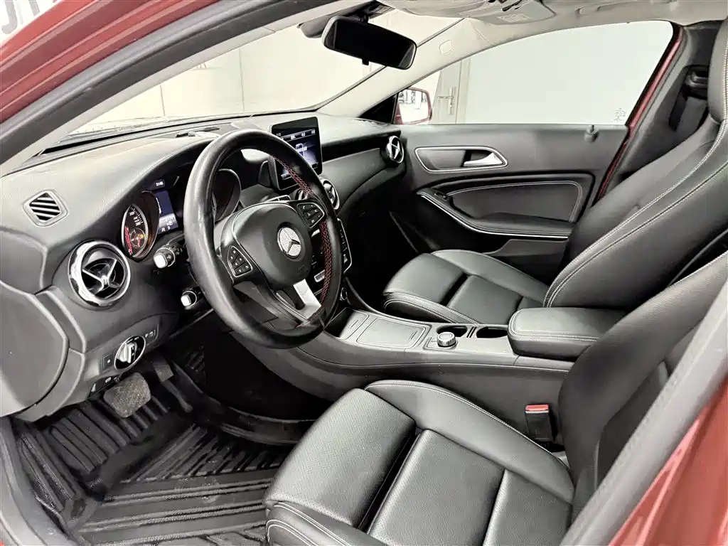 Mercedes-Benz GLA 2018 GLA 200 Dynamic фото 8