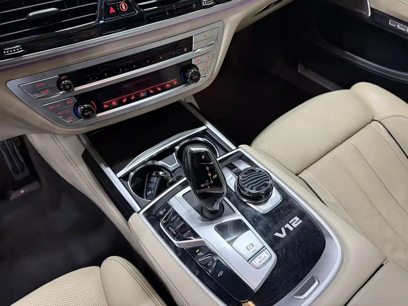BMW 7 Series 2017 M760Li xDrive фото 21