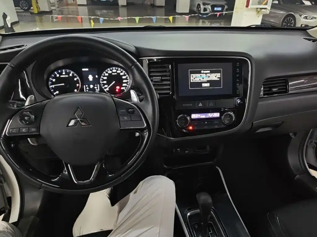 MITSUBISHI OUTLANDER