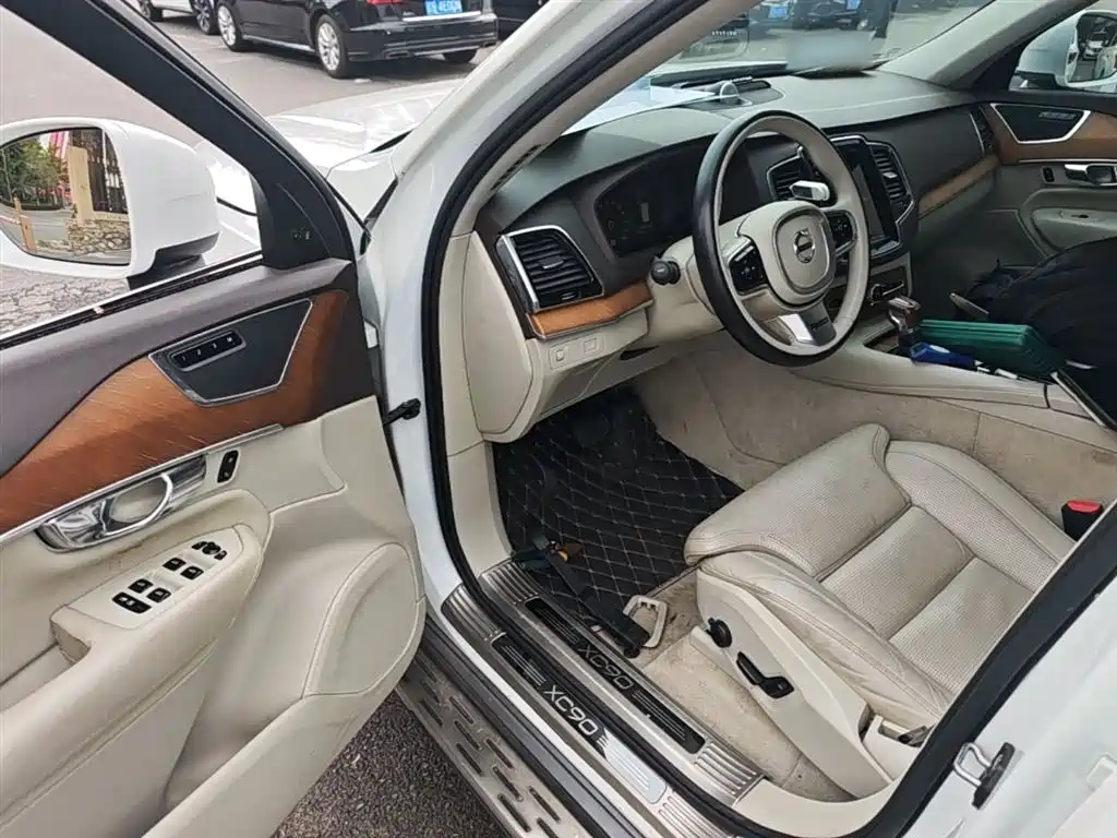 Фото 16 - Volvo XC90