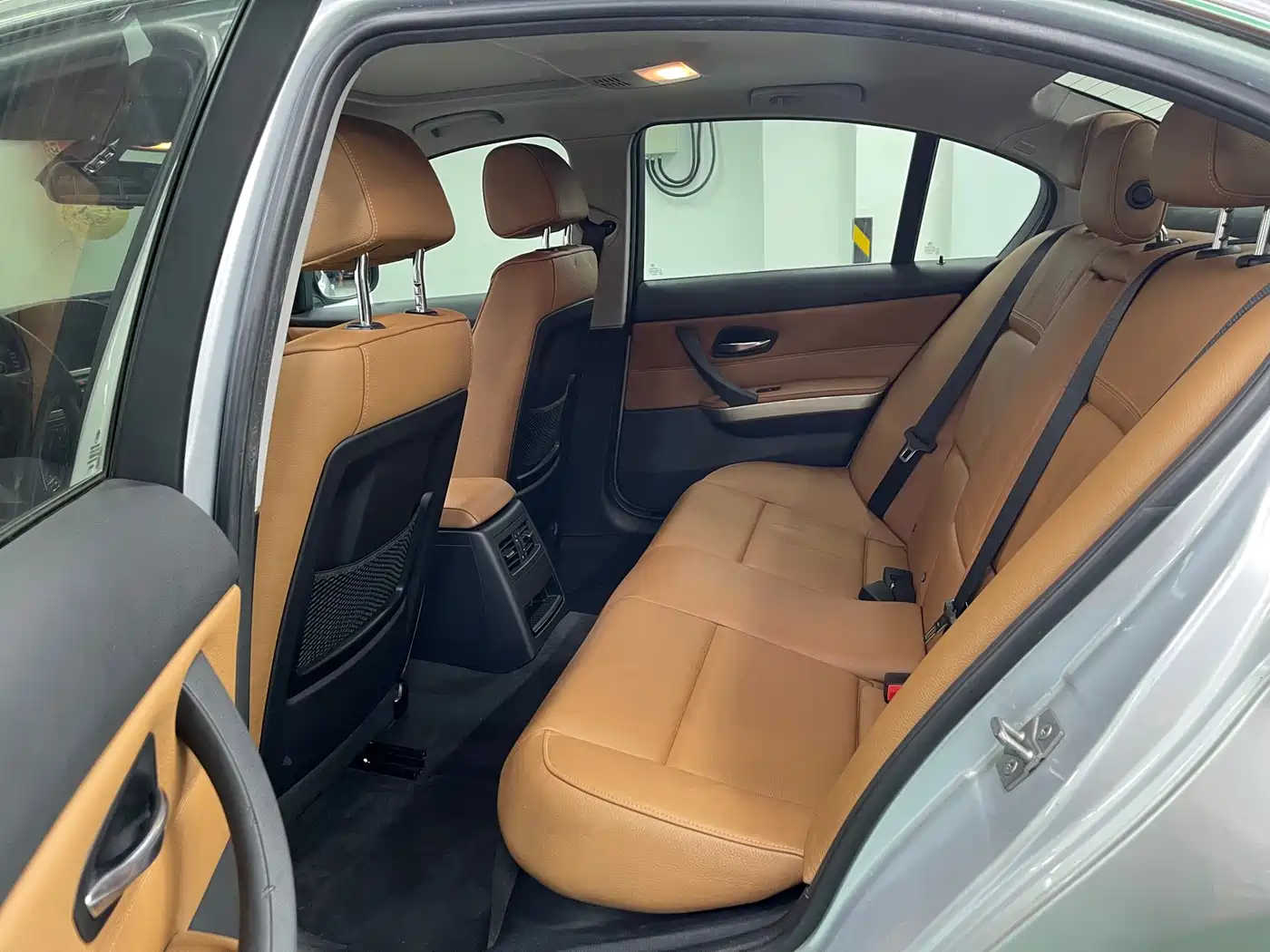 BMW 3 Series 2011 320i Luxury фото 9
