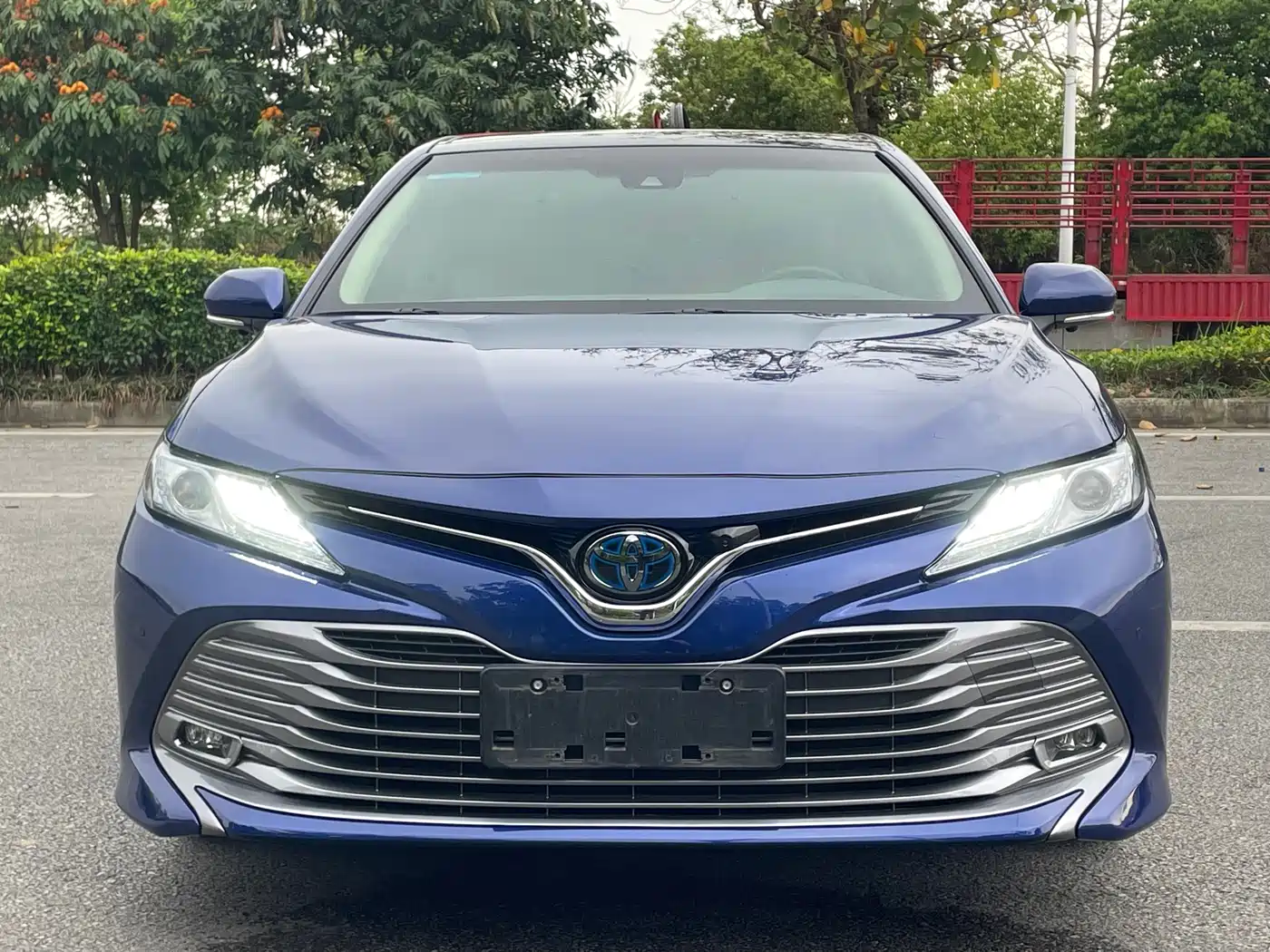 Toyota Camry 2018 Hybrid 2.5HG Luxury Edition фото 2