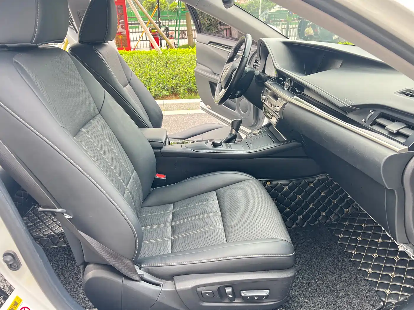 Lexus ES 2015 300h Comfort Edition фото 15