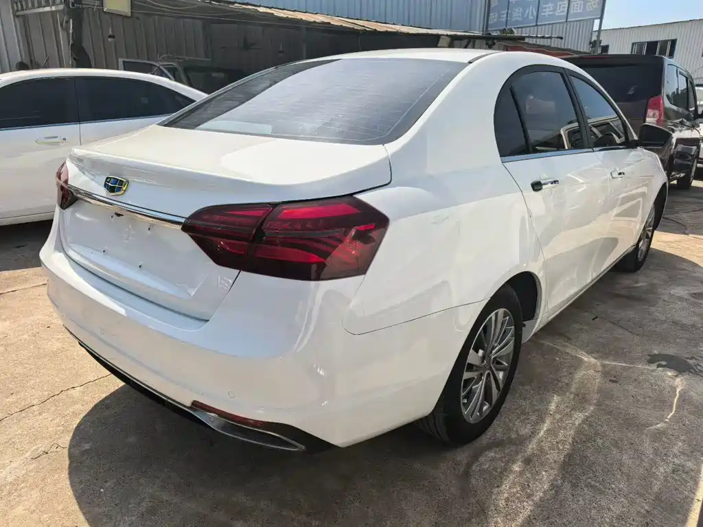 Фото 3 - Geely Emgrand