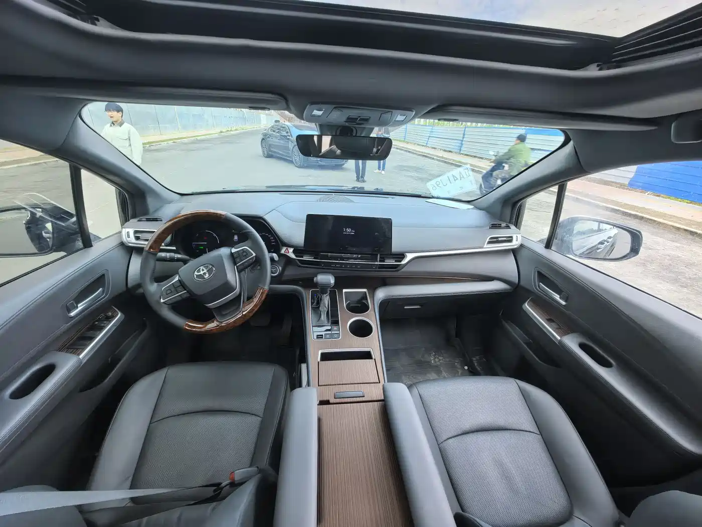 Toyota Sienna 2024 2.5L Hybrid AWD Luxury Edition фото 6