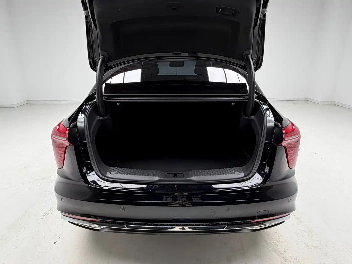 Hongqi H5 2024 2.0T Automatic Smart Connect Flag Smooth Edition фото 16