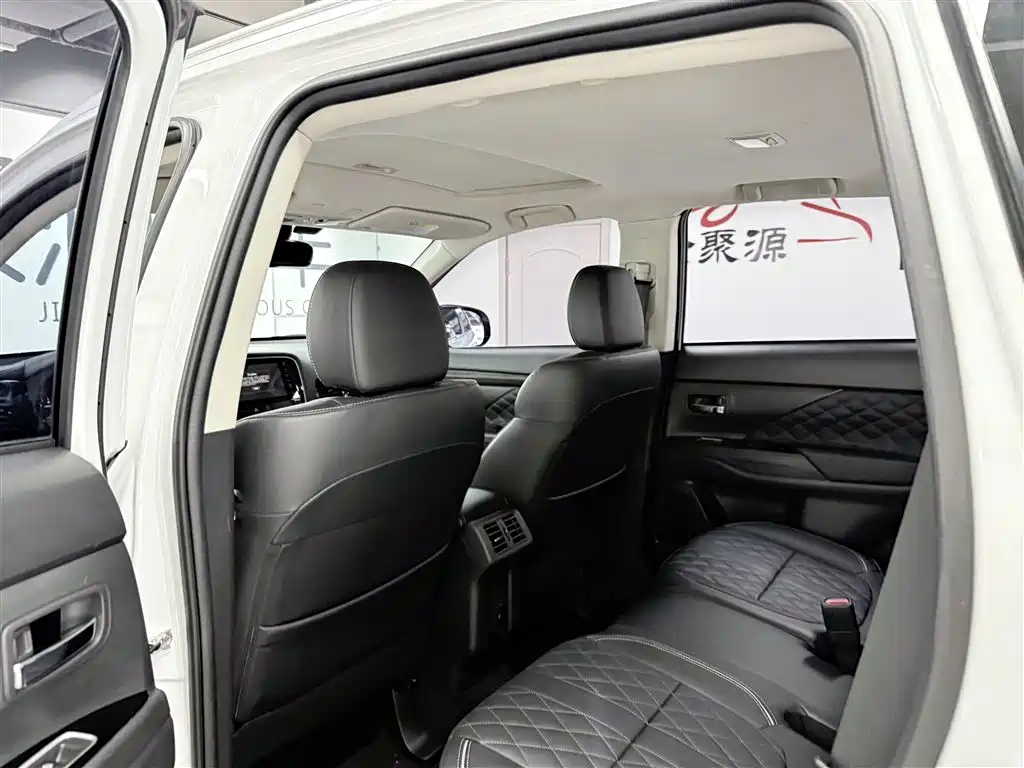 Mitsubishi Outlander 2020 2.4L 4WD Luxury 5-seater фото 10