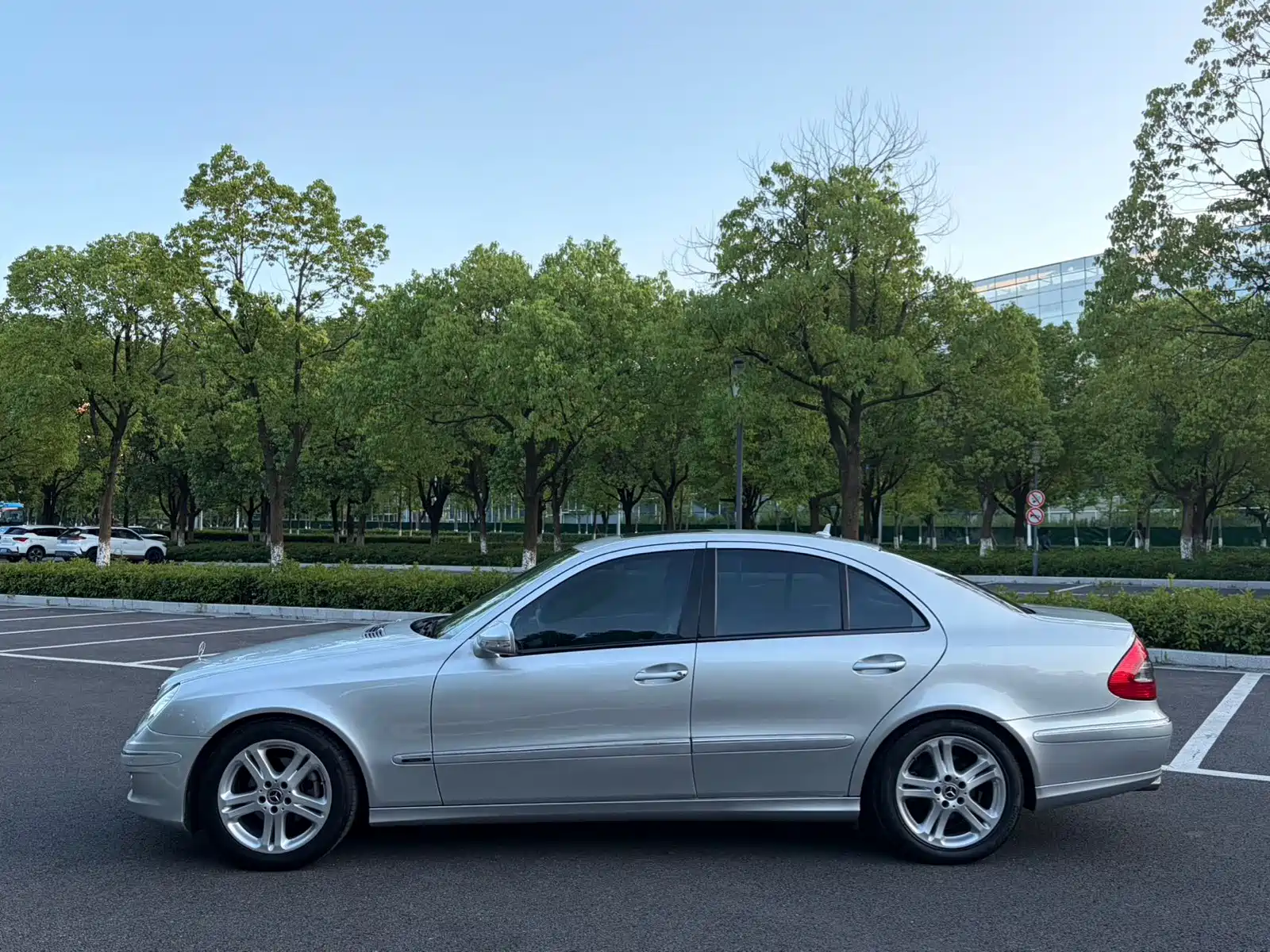 Photo 9 - Mercedes-Benz E-Class