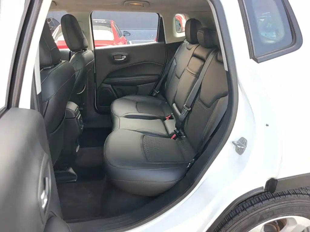 Фото 17 - Jeep Compass
