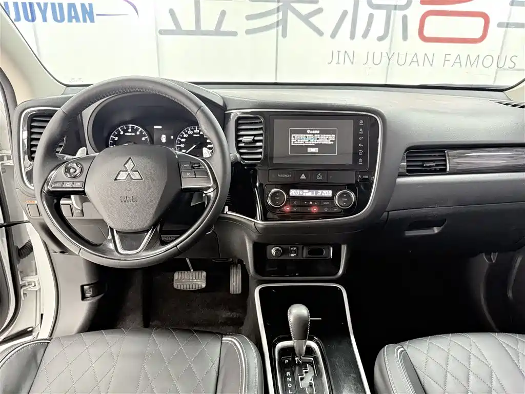 Mitsubishi Outlander 2020 2.4L 4WD Luxury 5-seater фото 11