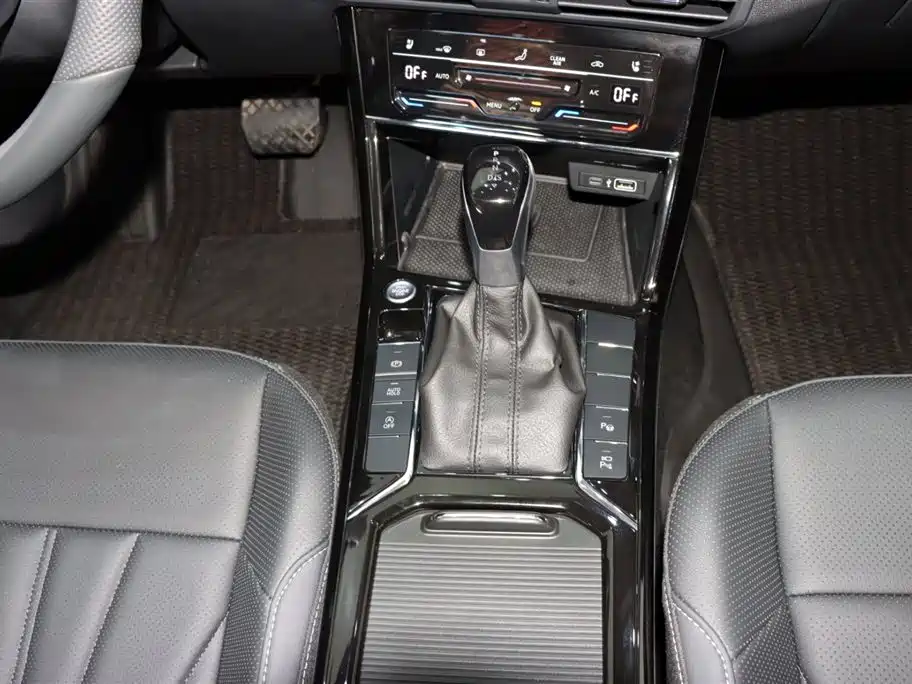 Volkswagen Passat 2025 Outstanding 380TSI Starlight Dragon Glory Edition фото 15