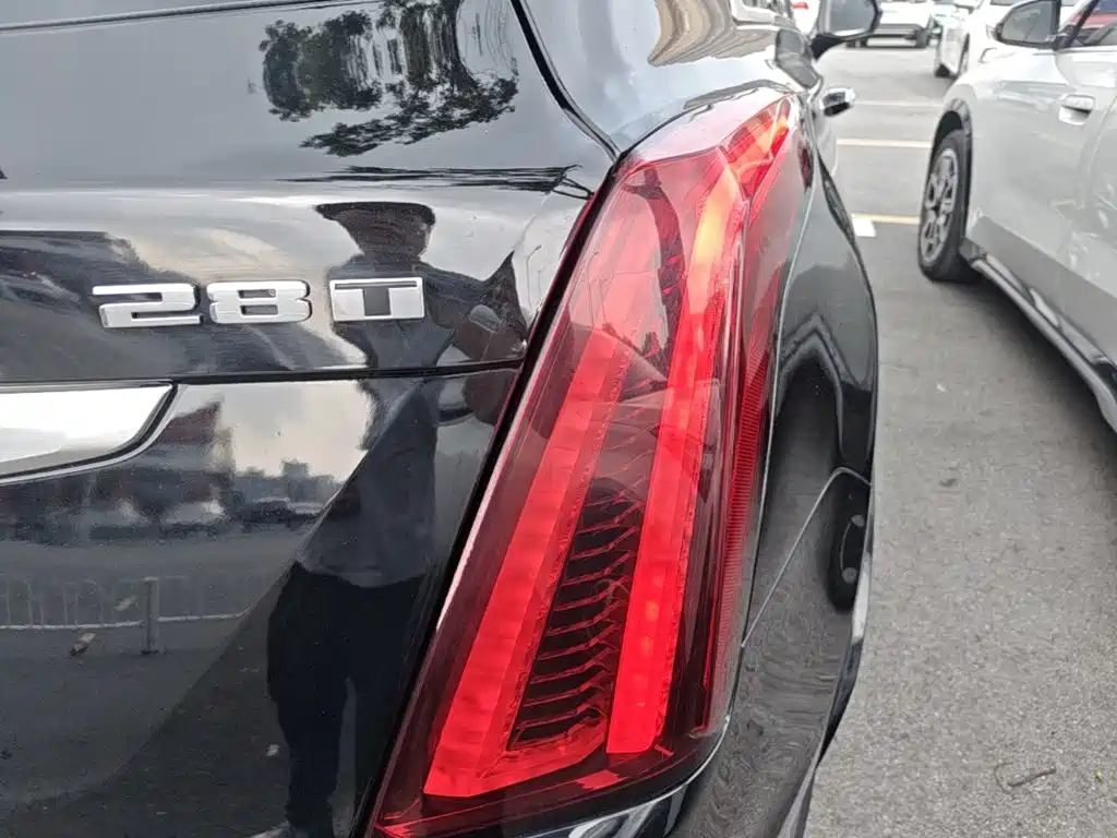 Photo 8 - Cadillac XT5