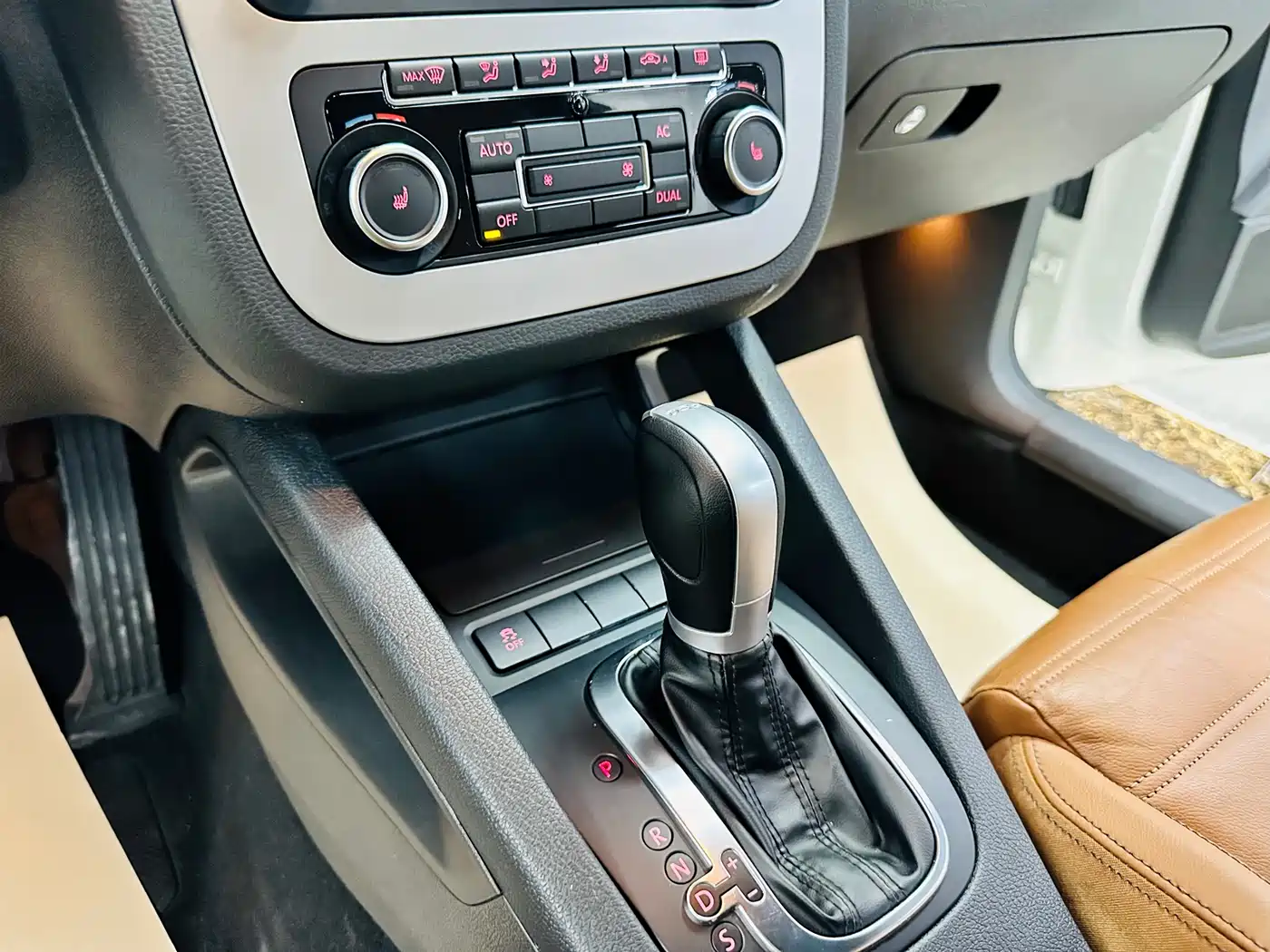 Volkswagen Scirocco 2010 2.0TSI Luxury Edition фото 36