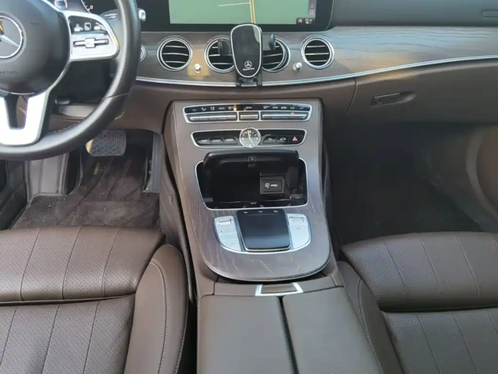 Photo 14 - Mercedes-Benz E-Class