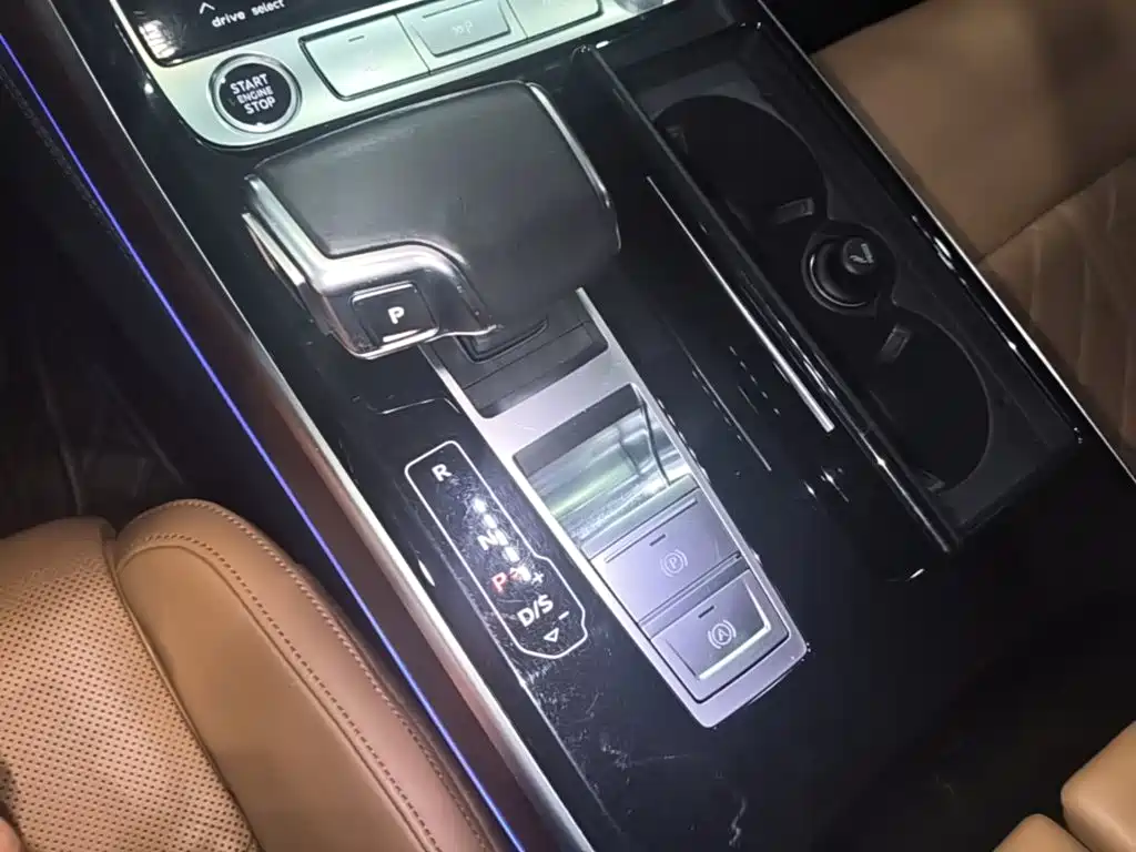 Фото 14 - Audi A8