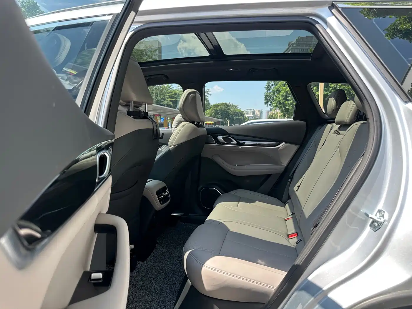 Фото 8 - Geely Boyue L