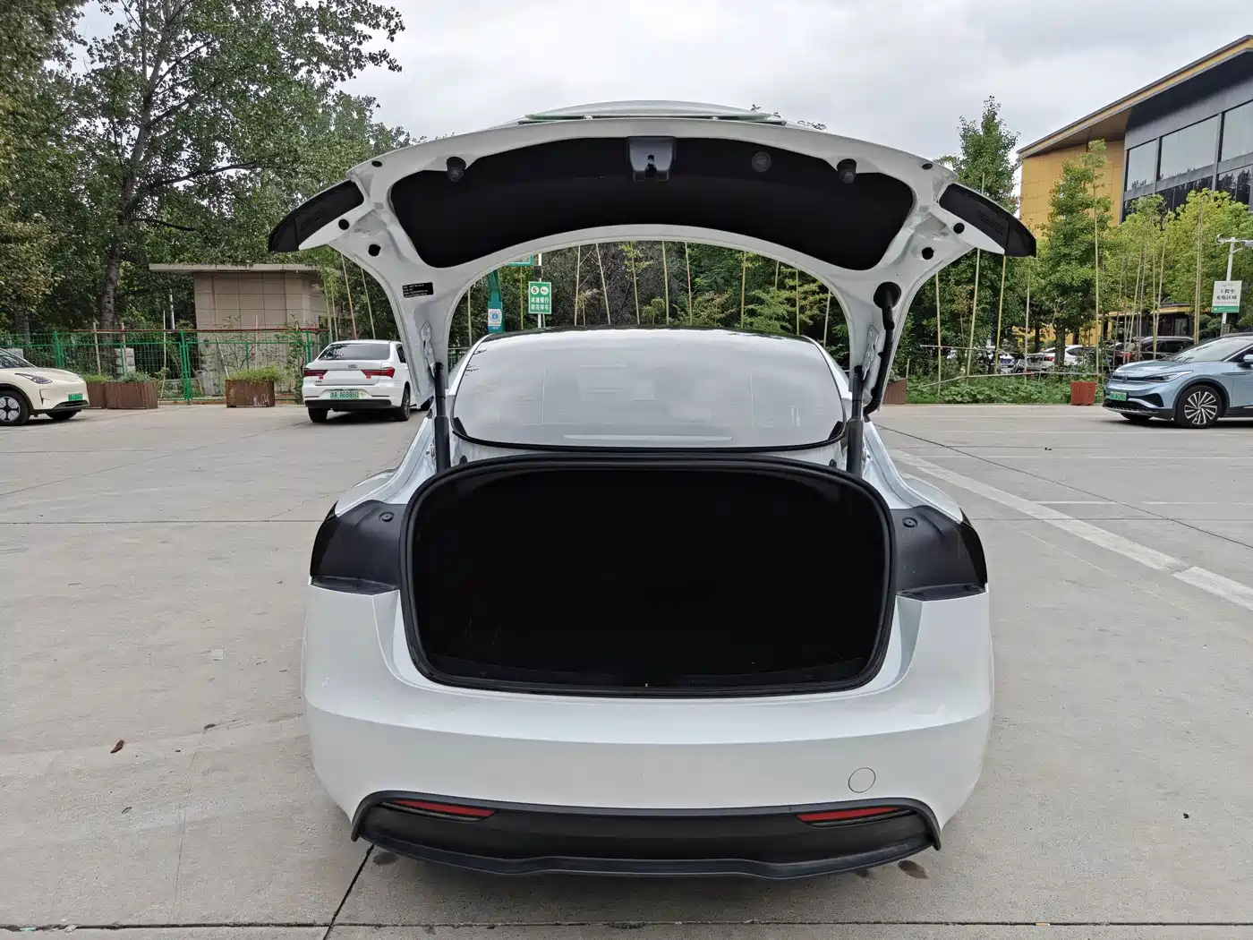 Tesla Model 3 2026 2025 Model Year Facelift Rear-Wheel Drive