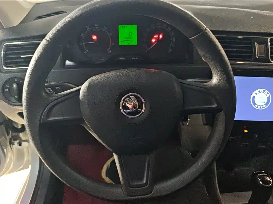 Škoda Rapid 2016 1.6L Automatic Pioneer Edition фото 15